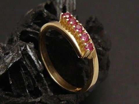 Goldring mit fünf Rubinen, Gold 585, Größe 54, Hersteller Juwelier Harnisch, bis Größe 54/17,5, elegant und zeitlos gestaltet.