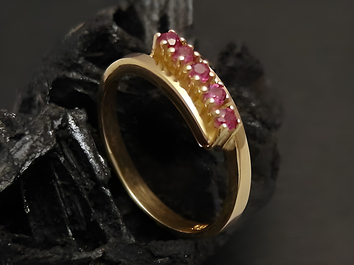Goldring mit fünf Rubinen, Gold 585, Größe 54, Hersteller Juwelier Harnisch, bis Größe 54/17,5, elegant und zeitlos gestaltet.