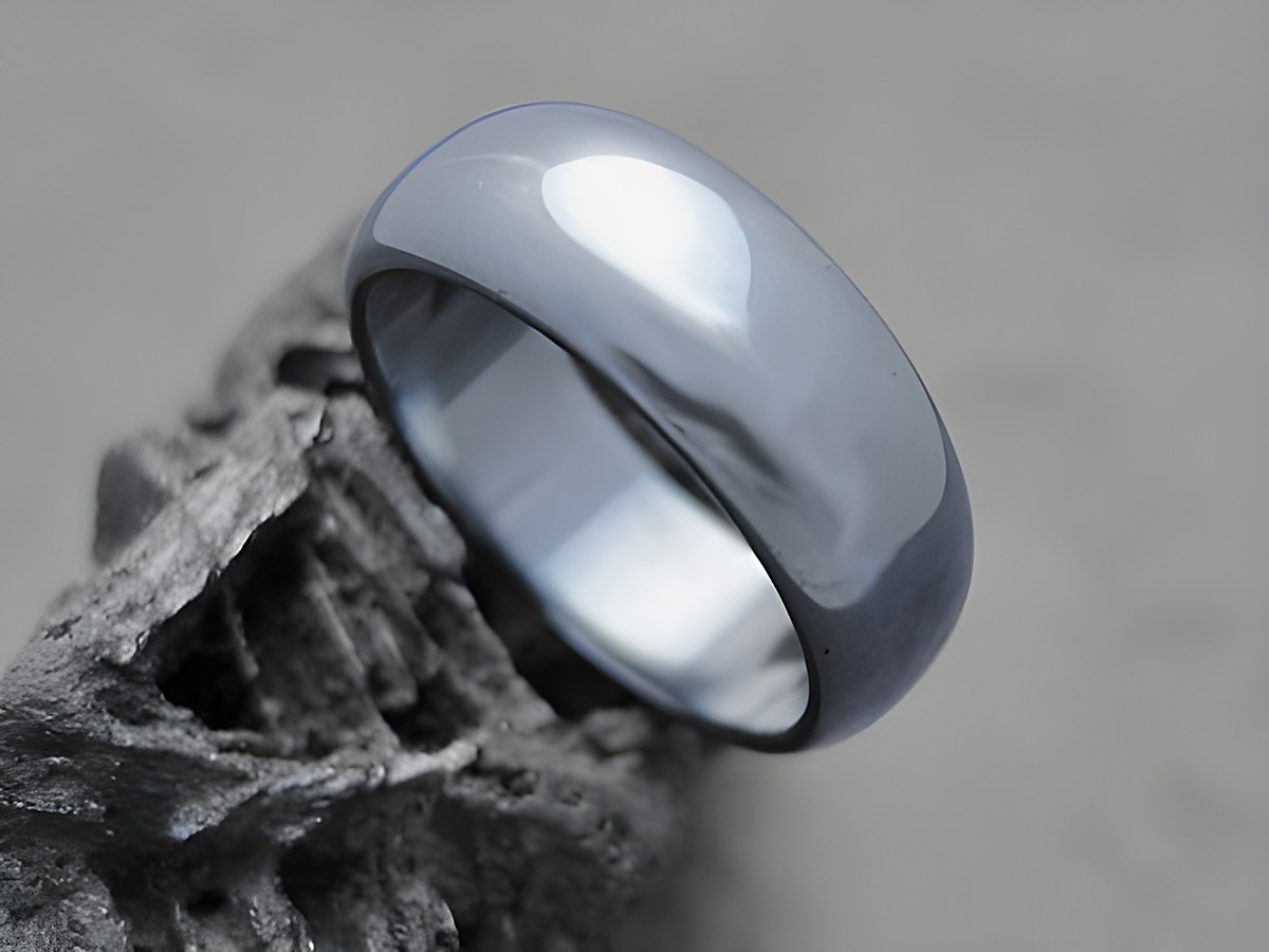 Klassischer Steinring aus echtem Hämatin in anthrazit, Größe 61, mit einer Höhenweite von 7,7 mm und einer Breite von 2,2 mm, hergestellt von Juwelier Harnisch, bis Größe 60.