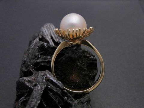Gold Perlen Ring traumhaft Gr. 52 Zuchtperle 9,1 mm Gold 585 Goldring aus dem Hause Juwelier Harnisch auf schwarzem Hintergrund fotografiert. 