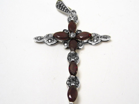 Silber Kreuz Anhänger mit echt Granat und Markasit im Gothic-Stil, hergestellt von Juwelier Harnisch, kunstvoll verziert und in glänzendem Silber gehalten.
