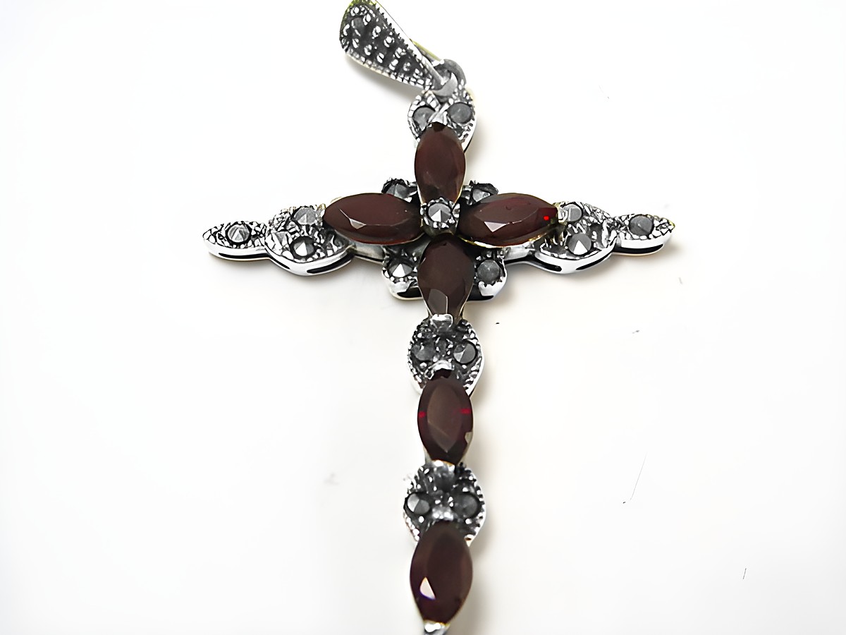Silber Kreuz Anhänger mit echt Granat und Markasit im Gothic-Stil, hergestellt von Juwelier Harnisch, kunstvoll verziert und in glänzendem Silber gehalten.
