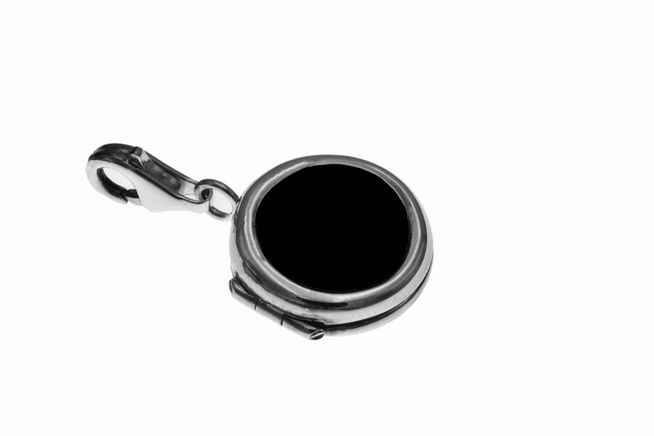 Runder Medaillon aus Onyx und 925 Sterling Silber, designiert von Juwelier Harnisch, mit glänzender Oberfläche und praktischem Verschluss. Ideal zur persönlichen Gravur oder als Geschenk.