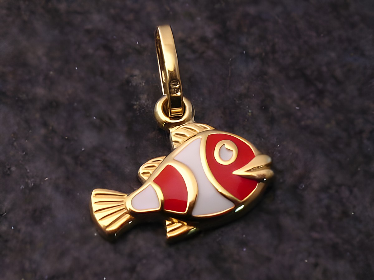 Bunter Kinderschmuck goldener Fisch Anhänger von Juwelier Harnisch, ideal für kleine Kinder und als süßes Accessoire geeignet. Einfarbige und lebendige Farben machen ihn attraktiv.