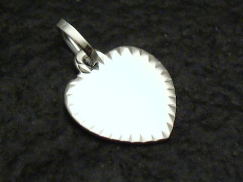 Gravurplatte Herz aus Sterling Silber Anhänger, Hersteller Juwelier Harnisch, schlichtes Design mit leicht gezacktem Rand, ideal zum Gravieren persönlicher Botschaften oder Namen.