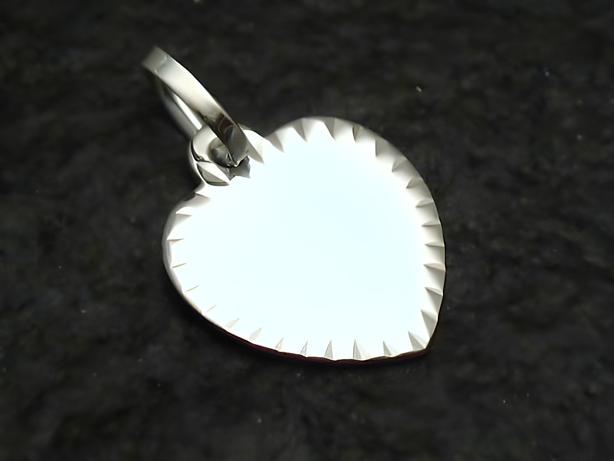 Gravurplatte Herz aus Sterling Silber Anhänger, Hersteller Juwelier Harnisch, schlichtes Design mit leicht gezacktem Rand, ideal zum Gravieren persönlicher Botschaften oder Namen.