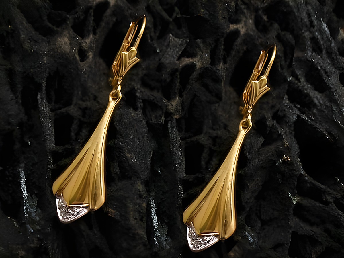 Ohrringe aus Gold 585 in bicolor mit einem Diamant von 0,01 ct W/P, Hersteller Juwelier Harnisch, elegante Ohrhänger mit Stein in ansprechendem Design.