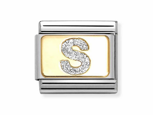 Silberner Glitzer Buchstabe S auf einem goldenen Hintergrund, umrahmt von Edelstahl, gehört zur Nomination Classic Kollektion in Gelbgold und Emaille.