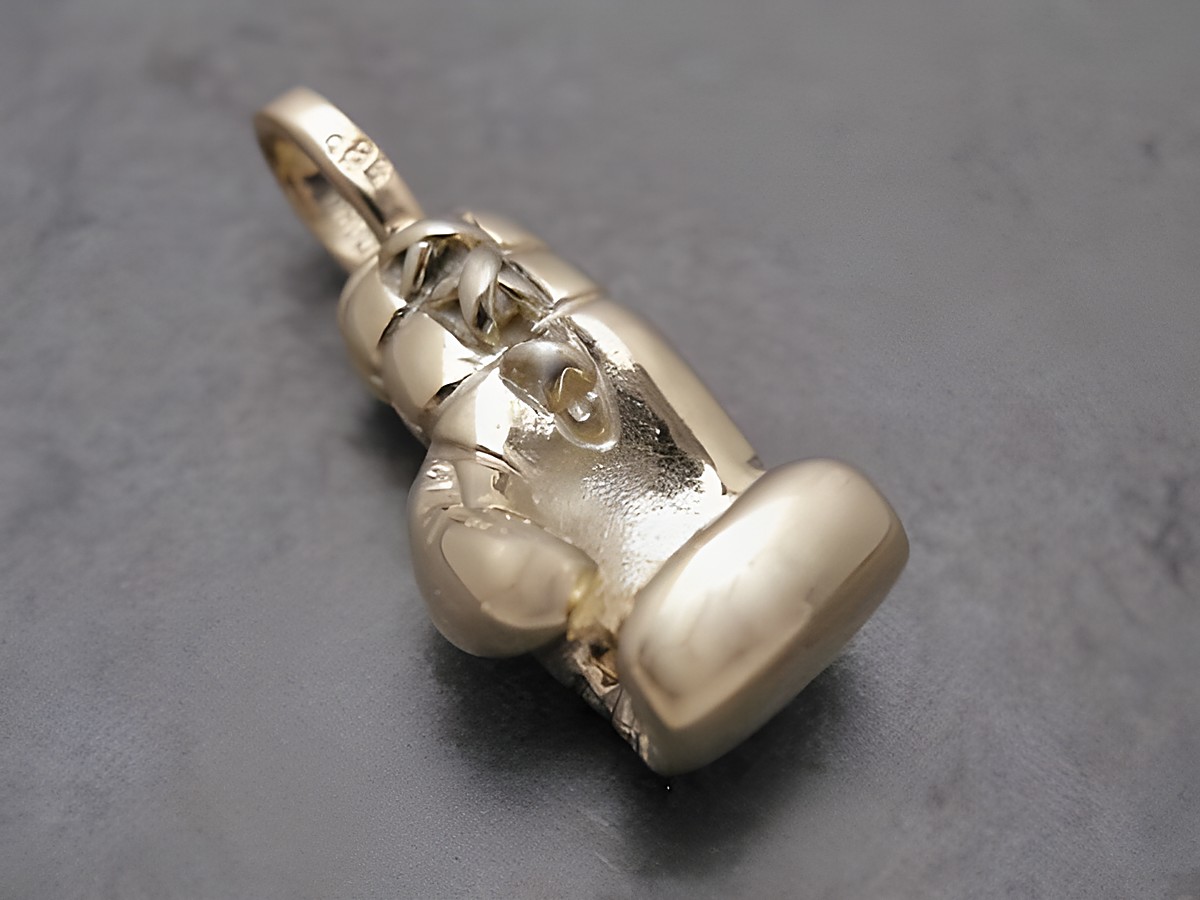 Ein Boxhandschuh Anhänger aus Gelbgold 585, handgefertigt vom Juwelier Harnisch, zeigt detailreiche Verarbeitung und ein sportliches Design, ideal für Boxliebhaber.