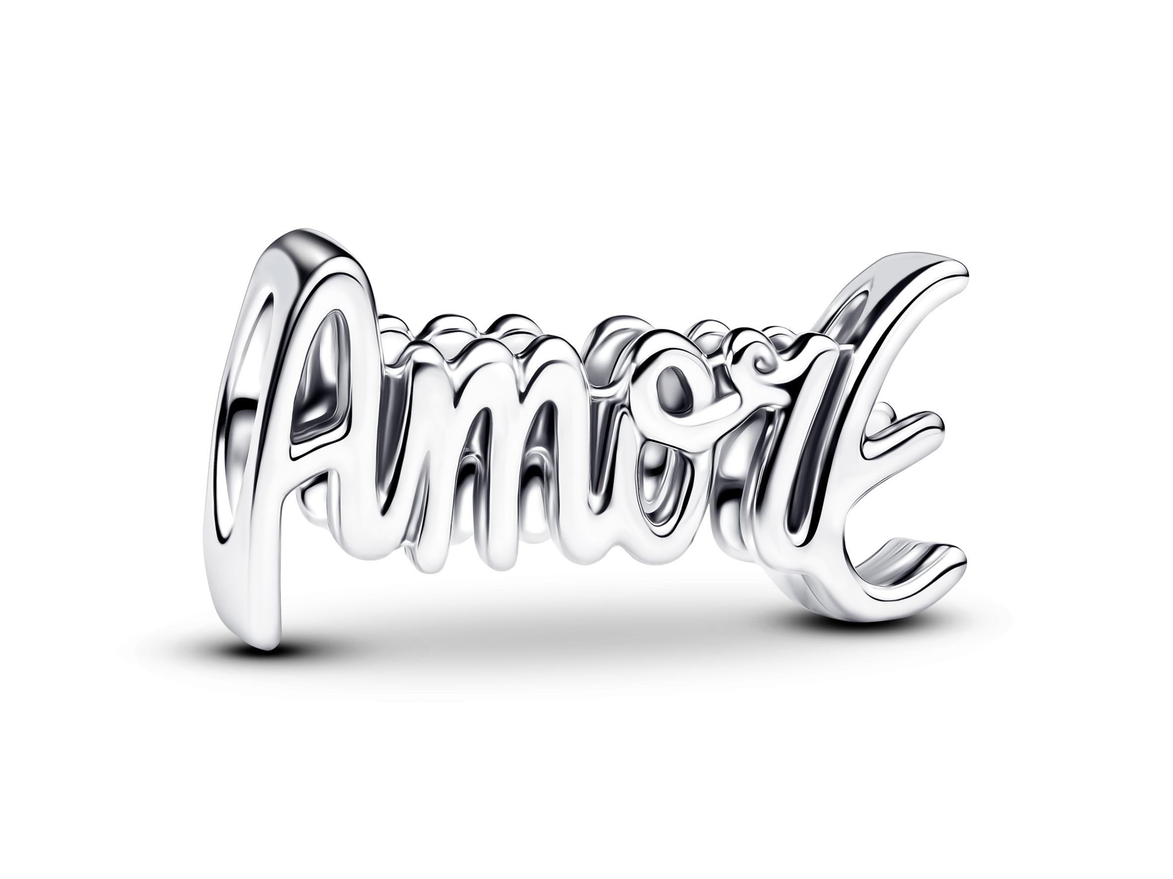 Charm aus Silber mit dem Schriftzug Amore, elegant geschwungen und glänzend, ideal für individuelle Armbänder, ein neuer Artikel von Pandora.