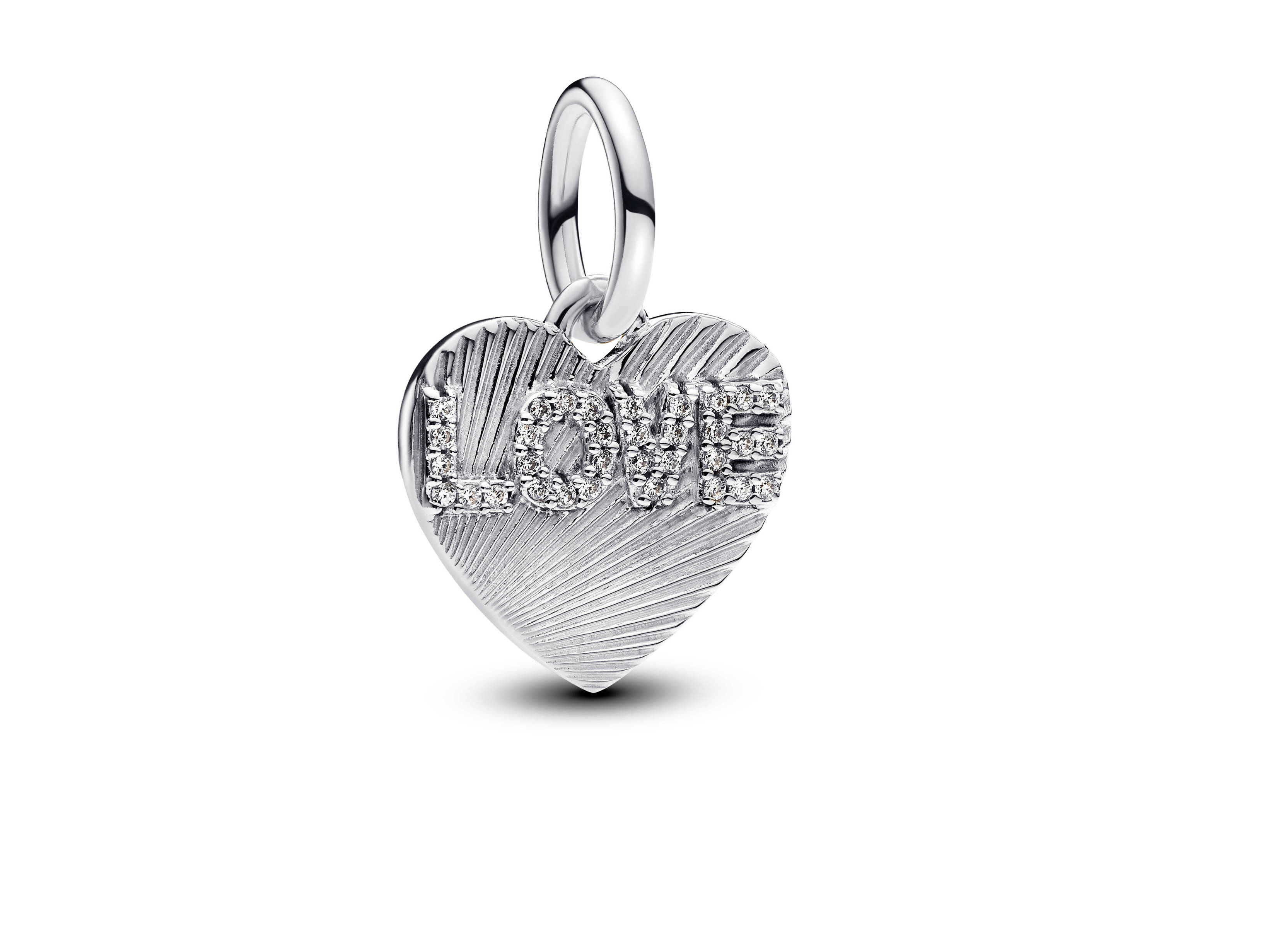 Pandora charm 793604C01 Liebesherzanhänger aus Silber mit klarem Zirkonia Silberner Herzanhänger von Pandora mit der Inschrift LOVE, verziert mit klarem Zirkonia, hat eine strukturierte Oberfläche und wird als Liebesherzanhänger beschrieben.