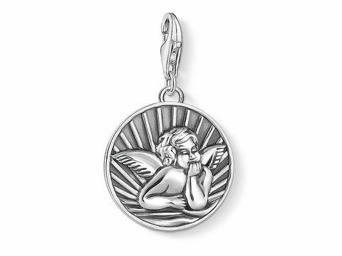 Charm-Anhänger aus Silber mit einem Engel und Flügeln, auf einem runden Anhänger mit strahlendem Hintergrund, Teil der Thomas Sabo Charm Club Kollektion.