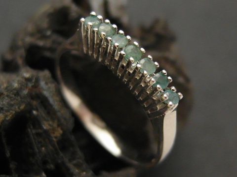 Weißgoldring reizend - Weißgold 585 - Smaragd - Gr. 55, Hersteller: Juwelier Harnisch, bis Gr. 56/18, präsentiert einen eleganten Ring mit mehreren Smaragden in ansprechender Anordnung.
