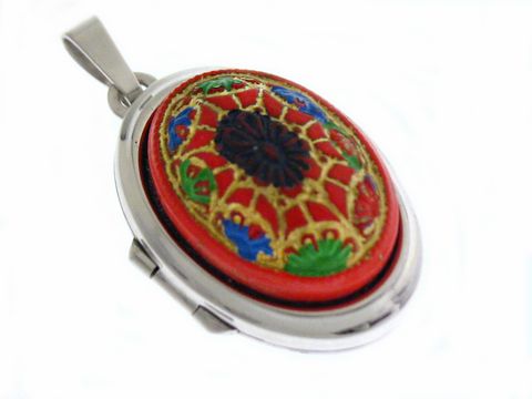 Medaillon mit Cabochon in rot, verziert mit bunten Mustern und goldfarbener Umrandung, gefasst in hochwertigem Sterling Silber, von Juwelier Harnisch.