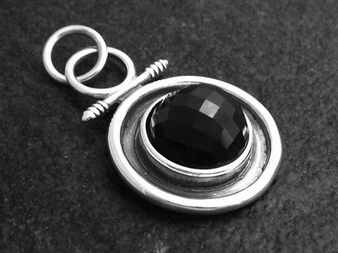 Anhänger aus Sterling Silber mit einem schwarzen Zirkonia, 4 cm groß, von Juwelier Harnisch, elegant und glänzend, perfekt als Schmuckstück für besondere Anlässe.