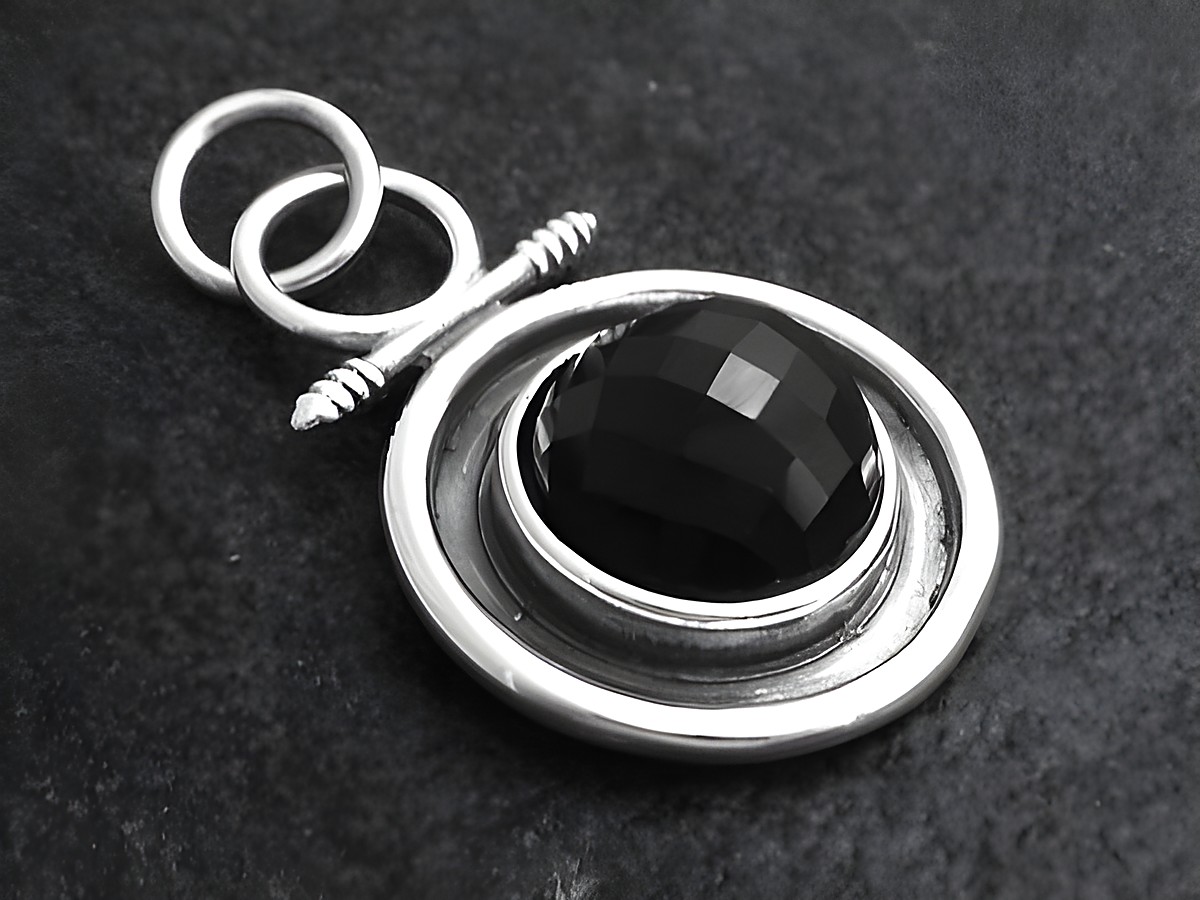 Anhänger aus Sterling Silber mit einem schwarzen Zirkonia, 4 cm groß, von Juwelier Harnisch, elegant und glänzend, perfekt als Schmuckstück für besondere Anlässe.