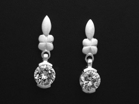 Ohrringe Stern Sterling Silber bezaubernd Zirkonia weiß, Hersteller Juwelier Harnisch, Ohrhänger mit Stein in elegantem Design.