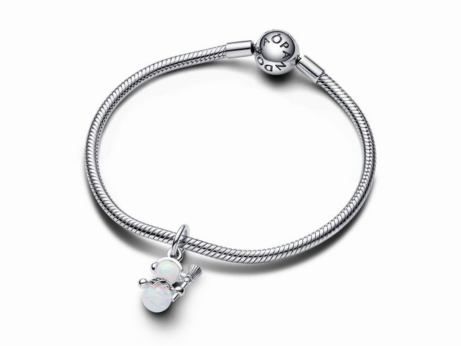 792981000-1 Der charmante Schneemann Anhänger von Pandora aus sterling Silber zeigt einen glitzernden Steinmix in Weiß, der an einem eleganten Armband befestigt ist und festliche Eleganz ausstrahlt.
