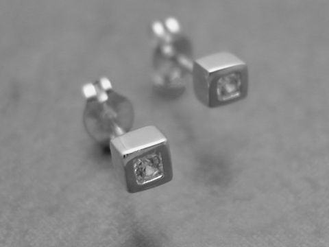 Ohrringe aus rhodiniertem Sterling Silber mit zeitlosem Würfeldesign und Zirkonia von Juwelier Harnisch, ideal für elegante Anlässe.