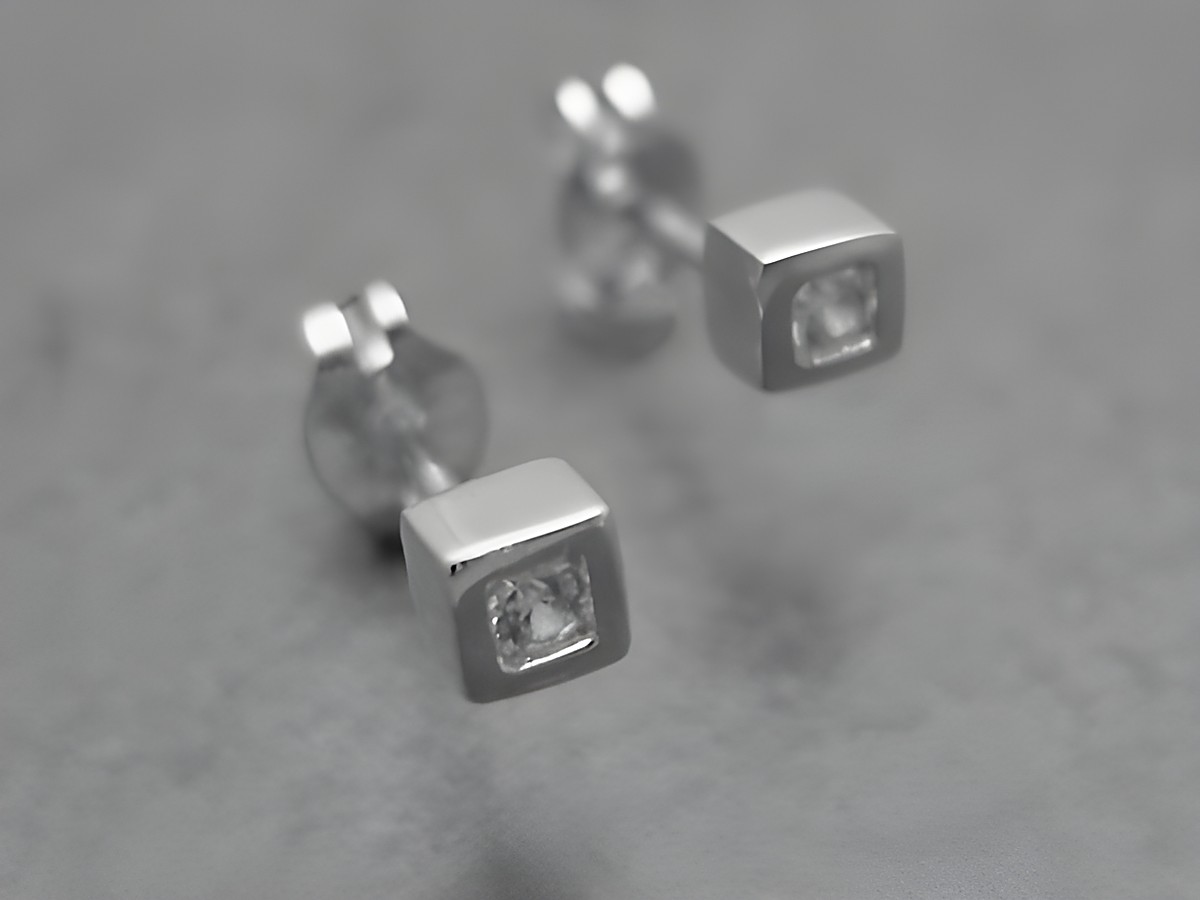 Ohrringe aus rhodiniertem Sterling Silber mit zeitlosem Würfeldesign und Zirkonia von Juwelier Harnisch, ideal für elegante Anlässe.