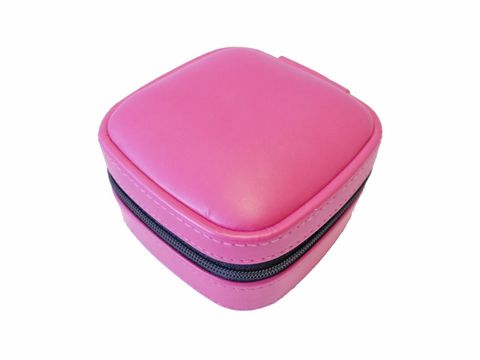 Schmuckkästchen in Pink mit einem Durchmesser von 10 cm, ideal zur Aufbewahrung von Schmuck. Hergestellt von Juwelier Harnisch, schlicht und funktional.