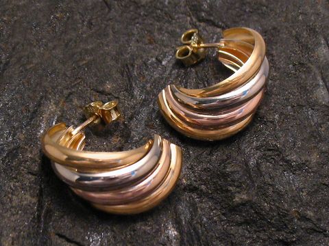 Tricolor Gold Ohrstecker mit einem eleganten Design und einem Durchmesser von 21 mm, hergestellt von Juwelier Harnisch, ideal für jeden Anlass.