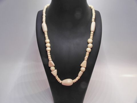Holzkette Multiform 25 mm naturbraun 60 cm aus Holzschmuck von Juwelier Harnisch, elegant und vielseitig, verleiht jedem Outfit einen natürlichen Akzent.