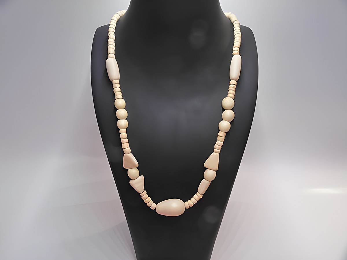 Holzkette Multiform 25 mm naturbraun 60 cm aus Holzschmuck von Juwelier Harnisch, elegant und vielseitig, verleiht jedem Outfit einen natürlichen Akzent.