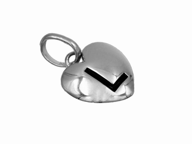 Herz Anhänger aus 925 Sterling Silber, poliert und rhodiniert, mit schwarzem Buchstaben L, hergestellt von Juwelier Harnisch, geeignet für Kinder.