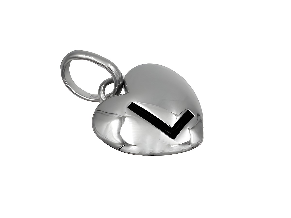 Herz Anhänger aus 925 Sterling Silber, poliert und rhodiniert, mit schwarzem Buchstaben L, hergestellt von Juwelier Harnisch, geeignet für Kinder.