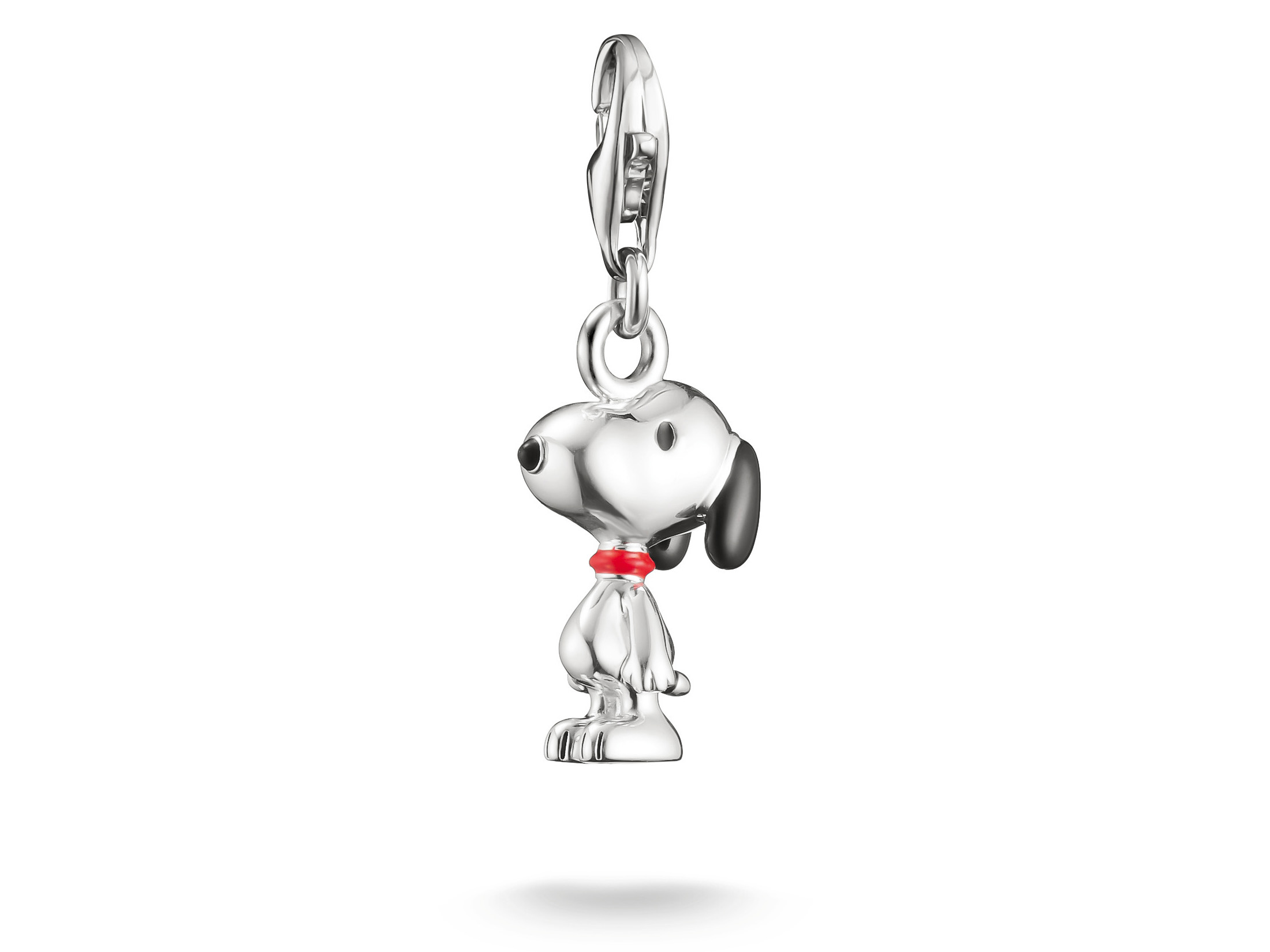 Charm in Form von Snoopy aus der Peanuts-Serie, aus hochwertigem Silber mit rotem Halsband, detailreiche Ausführung, ideal für Charm-Armbänder, Hersteller Thomas Sabo, Modellnummer 2225-664-11.