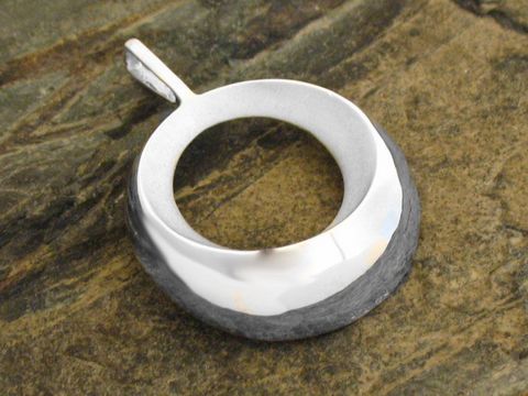Silber Anhänger teilmattiert aus 925 Sterling Silber, Hersteller Juwelier Harnisch, besonderes Design mit runder Form und mattem sowie glänzendem Finish, ideal für stilvolle Schmuckstücke.