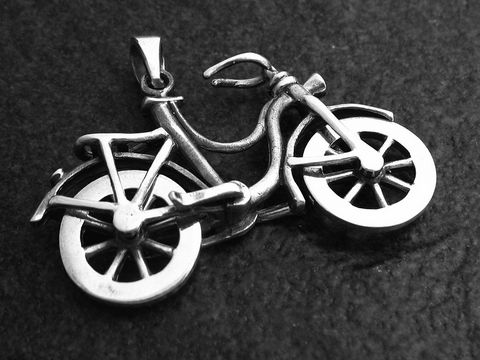 Sterling Silber Anhänger Fahrrad mit beweglichen Rädern, Hersteller: Juwelier Harnisch, Sport. Ein detailreiches Design, das Begeisterung für das Radfahren widerspiegelt.