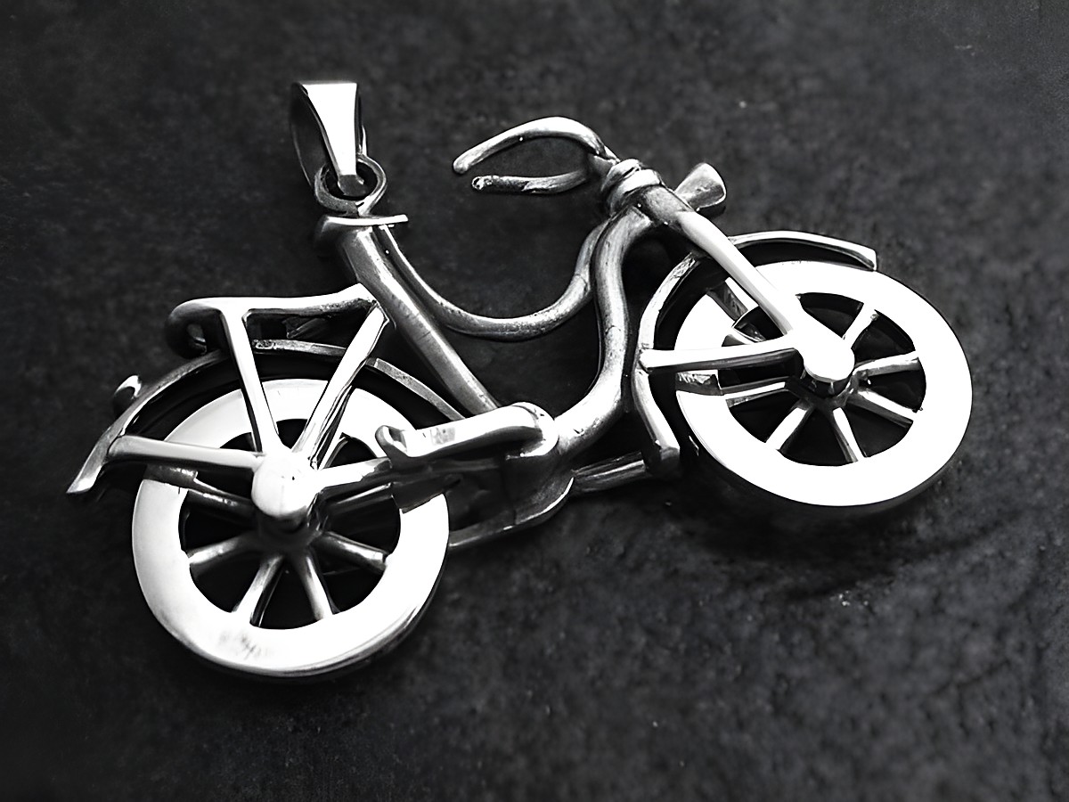 Sterling Silber Anhänger Fahrrad mit beweglichen Rädern, Hersteller: Juwelier Harnisch, Sport. Ein detailreiches Design, das Begeisterung für das Radfahren widerspiegelt.