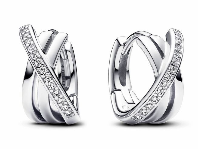 Überkreuzte Pavé Creolen aus Silber mit klaren Zirkonia von Pandora, elegantes Design, glänzende Oberfläche, perfekter Schmuck für besondere Anlässe.