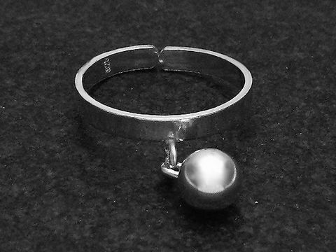 300019-0 Silberring mit KUGELANHÄNGER in verstellbarer Größe, Hersteller Juwelier Harnisch, ohne Stein, schlichtes Design, ideal für jeden Anlass.