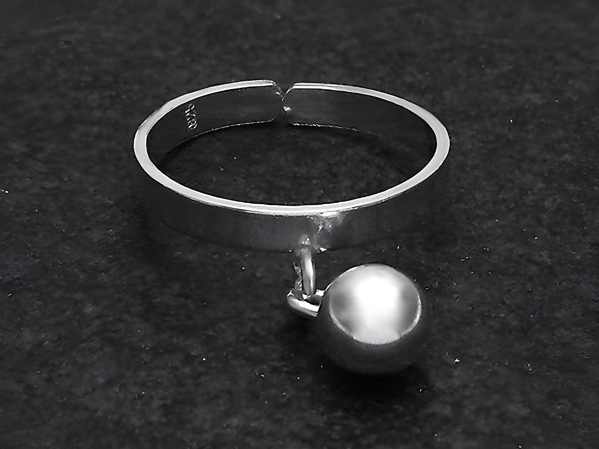 Silberring mit KUGELANHÄNGER in verstellbarer Größe, Hersteller Juwelier Harnisch, ohne Stein, schlichtes Design, ideal für jeden Anlass.
