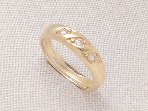 Gold Taufring aus Gold 333 mit Zirkonia, perfekt als Taufgeschenk. Elegantes Design des Herstellers Juwelier Harnisch mit funkelnden Steinen.