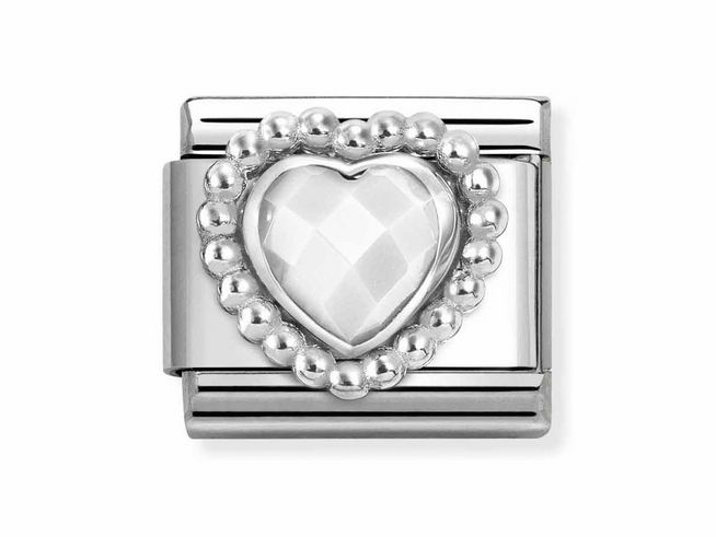 Silberne Herz Kugelfassung mit facettiertem weißen Stein, umgeben von einer Perlengruppe, für das Schmuckstück von Nomination. Elegantes Design für einen besonderen Akzent.