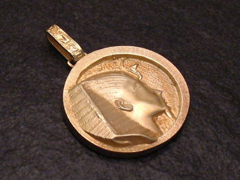 Sphinx Anhänger Silber vergoldet mit einem detailreichen Motiv, das eine ägyptische Figur zeigt, Herstellermarke Juwelier Harnisch, perfekt für den modischen Akzent.