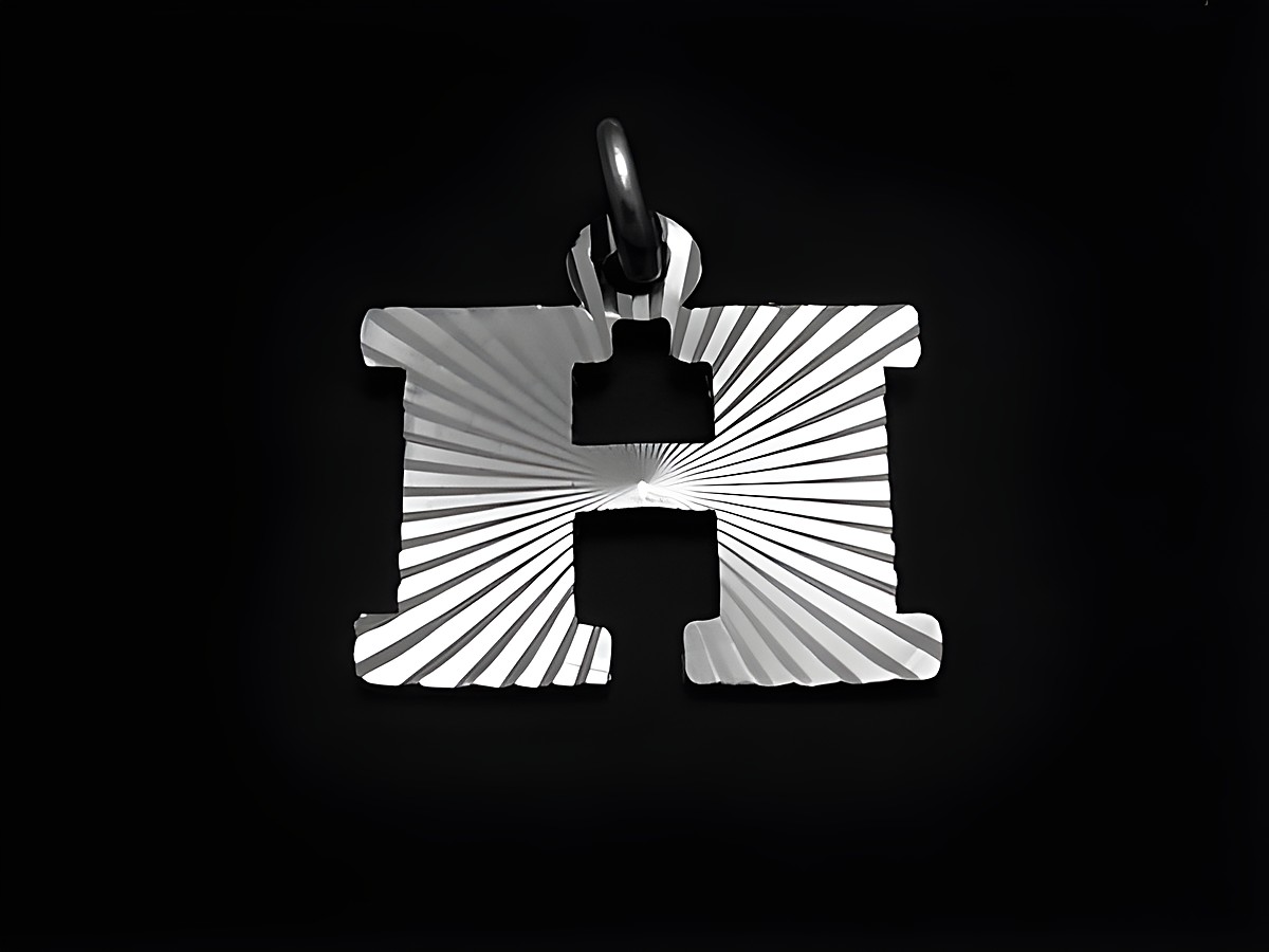 Sterling Silber Buchstaben Initialen Diamantschliff in Form des Buchstabens H, hergestellt von Juwelier Harnisch, elegant und modern gestaltet für persönlichen Schmuck.