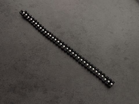 Modeschmuck Armband in Schwarz-Weiß mit einer Länge von 18 cm, hergestellt von Juwelier Harnisch, besteht aus Strass und bietet einen eleganten Look für besondere Anlässe.