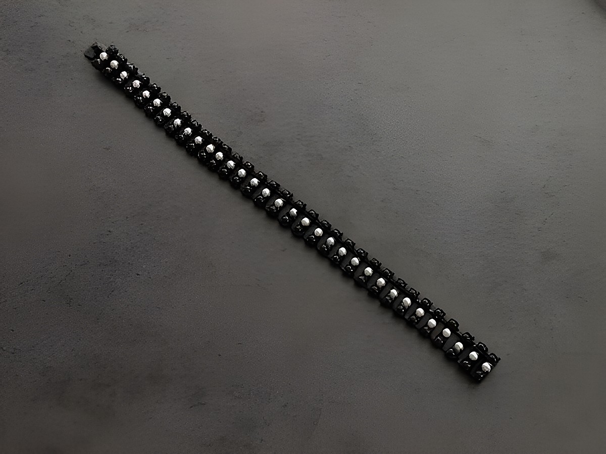 Modeschmuck Armband in Schwarz-Weiß mit einer Länge von 18 cm, hergestellt von Juwelier Harnisch, besteht aus Strass und bietet einen eleganten Look für besondere Anlässe. – Ansicht 2