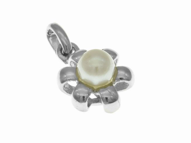 Edelstahlanhänger in Form einer Blume mit rhodinierten Blütenblättern und einer weißen Zuchtperle in der Mitte, Hersteller Juwelier Harnisch.