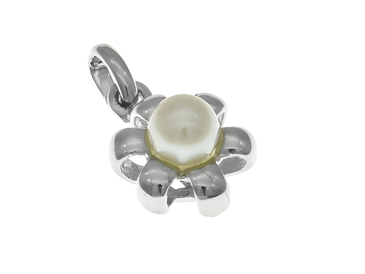 Edelstahlanhänger in Form einer Blume mit rhodinierten Blütenblättern und einer weißen Zuchtperle in der Mitte, Hersteller Juwelier Harnisch.
