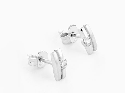 Stäbchen Ohrstecker aus Silber mit rhodinierter Oberfläche und einem weißen Zirkonia. Elegantes Design für einen feinen, zeitlosen Look. Hersteller: Juwelier Harnisch.