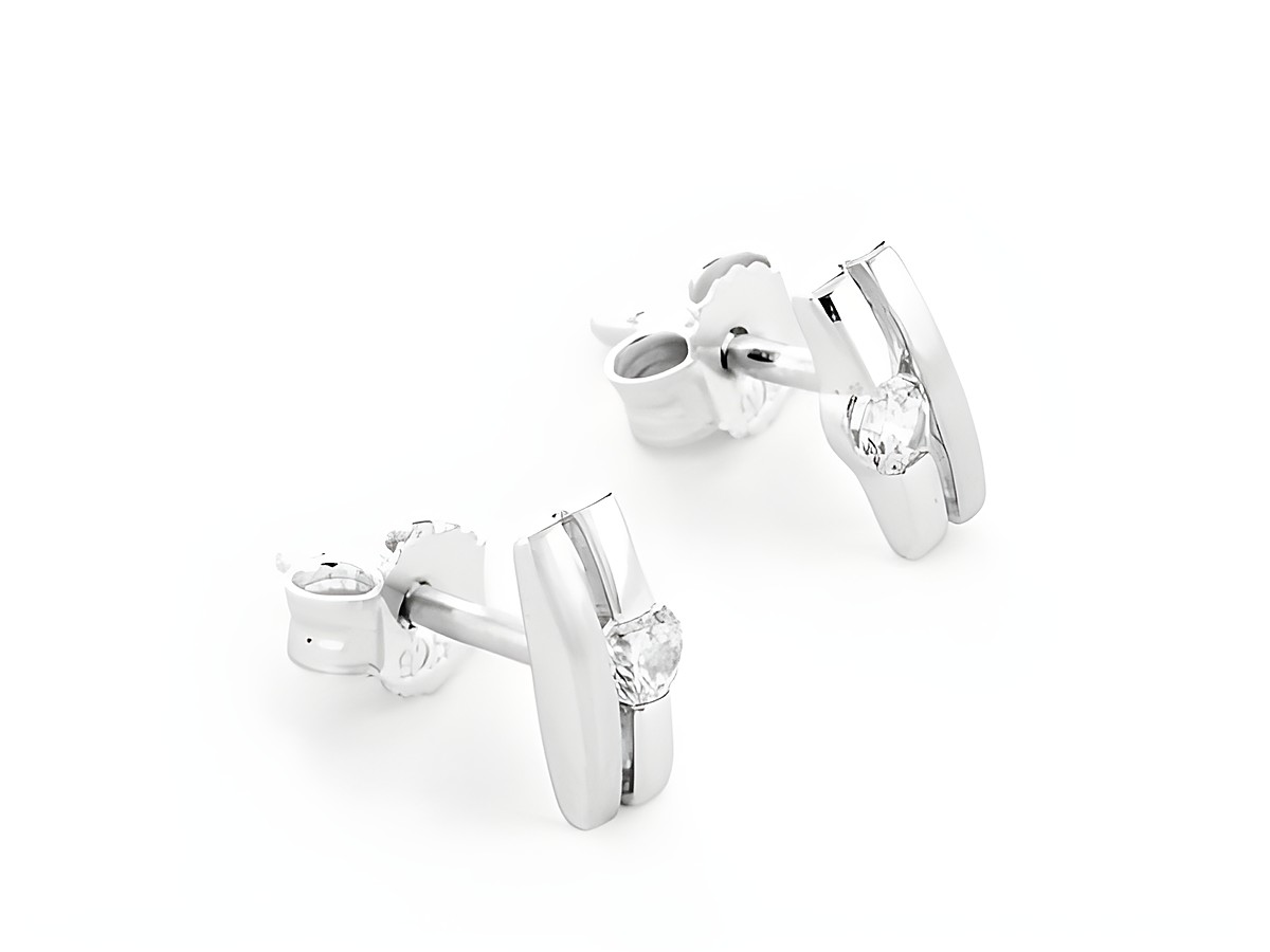 Stäbchen Ohrstecker aus Silber mit rhodinierter Oberfläche und einem weißen Zirkonia. Elegantes Design für einen feinen, zeitlosen Look. Hersteller: Juwelier Harnisch.