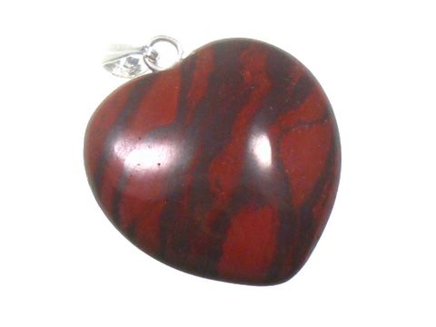 Ein rotes Herz aus Jaspis mit feinen Musterungen, versehen mit einem silbernen Anhänger, eignet sich hervorragend als Kinderschmuck vom Juwelier Harnisch.