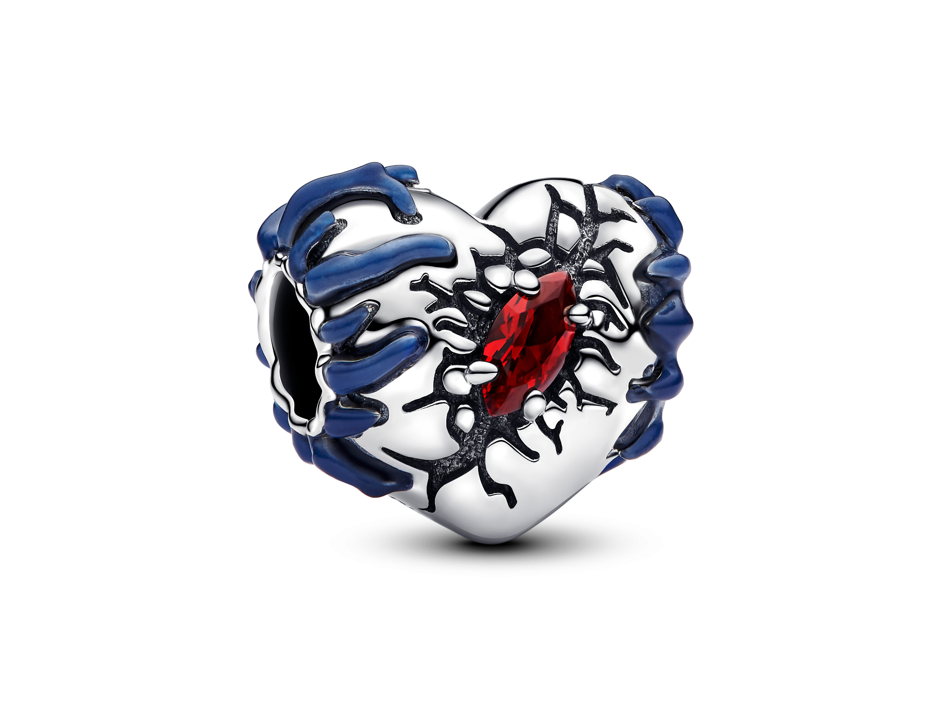 Das Bild zeigt einen Pandora Charm in Form eines Herzens aus Silber, verziert mit blauer Emaille und einem roten Stein, der in der Dunkelheit leuchtet, aus der Stranger Things Kollektion.