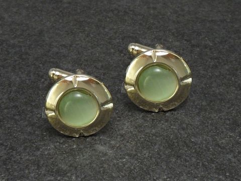 Manschettenknöpfe in mintgrünem Design mit einem Durchmesser von 18,3 mm und goldfarbener Umrandung, hergestellt von Juwelier Harnisch, ideal für elegante Anlässe.